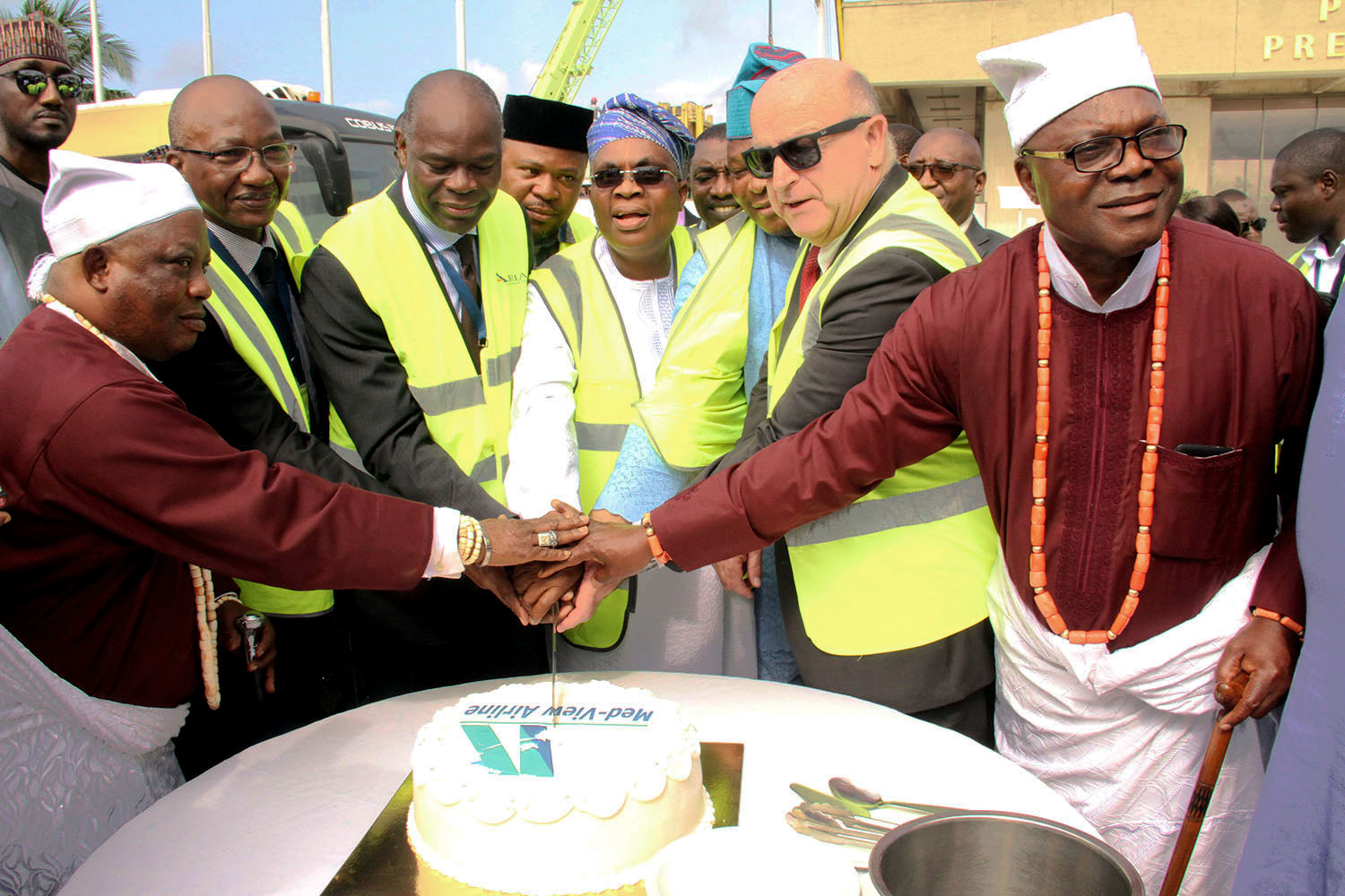 coupure-du-gateau-medview-par-les-autorites-aeroportuaires
